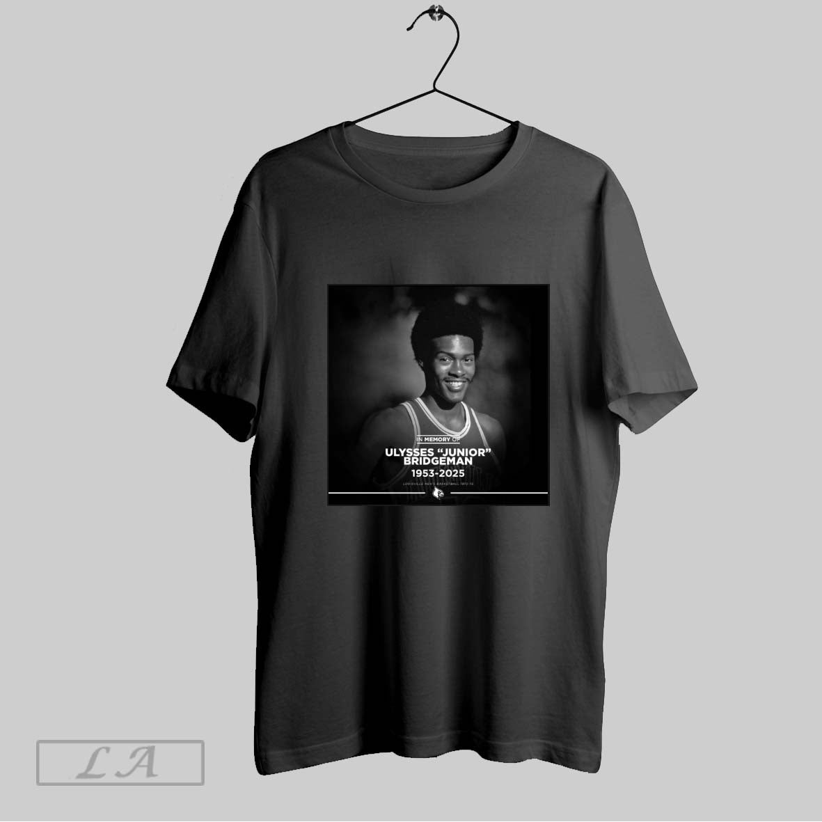 Top Louisville Cardinals In Memory Of Ulysses Junior Bridgeman 1953 2025 Louisville Mens Basketball 1972 75 Poster T Shirt Sweatshirt Hoodie Shirt