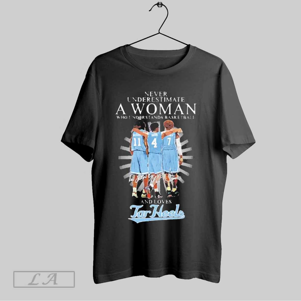 Top Underestimate A Woman Who Understands Basketball And Loves North Carolina Tar Heels Players Signatures 2025 T Shirt Sweatshirt Hoodie Shirt
